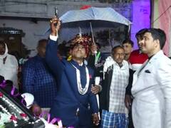दूल्हे ने दुल्हन के दरवाजे पर की फायरिंग, वीडियो वायरल होने पर तलाश में जुटी पुलिस