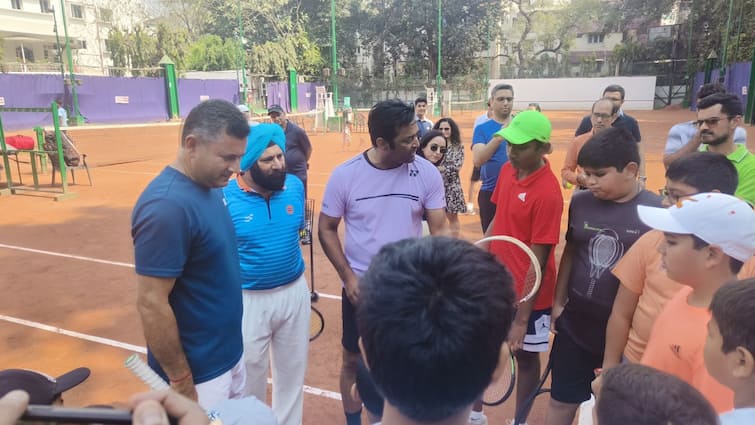 Leander Paes in Kolkata participates in tennis tournament on father's birthday Leander Paes in Kolkata: বাবা ভেস পেজের জন্মদিন উপলক্ষে শহরে লিয়েন্ডার, খেললেন টেনিস টুর্নামেন্ট