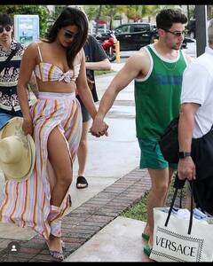 Priyanka Chopra Pics: पति निक जोनस के साथ चिल करती दिखीं प्रियंका चोपड़ा, लेटेस्ट तस्वीरों में नजर आया कपल गोल