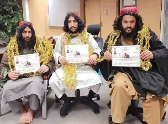 afghanistan-talibani-pilots-viral-pictures-on-social-media-three-men-gets-pilot-license-from-taliban-training-center ਅੱਖਾਂ 'ਚ ਕੱਜਲ, ਸਿਰ ਤੇ ਲੰਬੇ ਵਾਲ, ਹੱਥਾਂ 'ਚ ਲਾਇਸੈਂਸ, ਆਖਿਰ ਕੌਣ ਹਨ ਇਹ 3 ਤਾਲਿਬਾਨੀ, ਤਸਵੀਰ ਦੇਖ ਕੇ ਹੋ ਜਾਓਗੇ ਹੈਰਾਨ