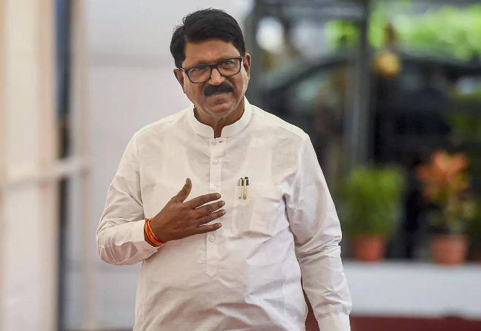 देर आए दुरुस्त आए अशा शब्दात शिवसेना खासदार अरविंद सावंत यांनी भगतसिंह कोश्यारी यांच्या राजीनाम्यावर  प्रतिक्रिया दिली आहे.