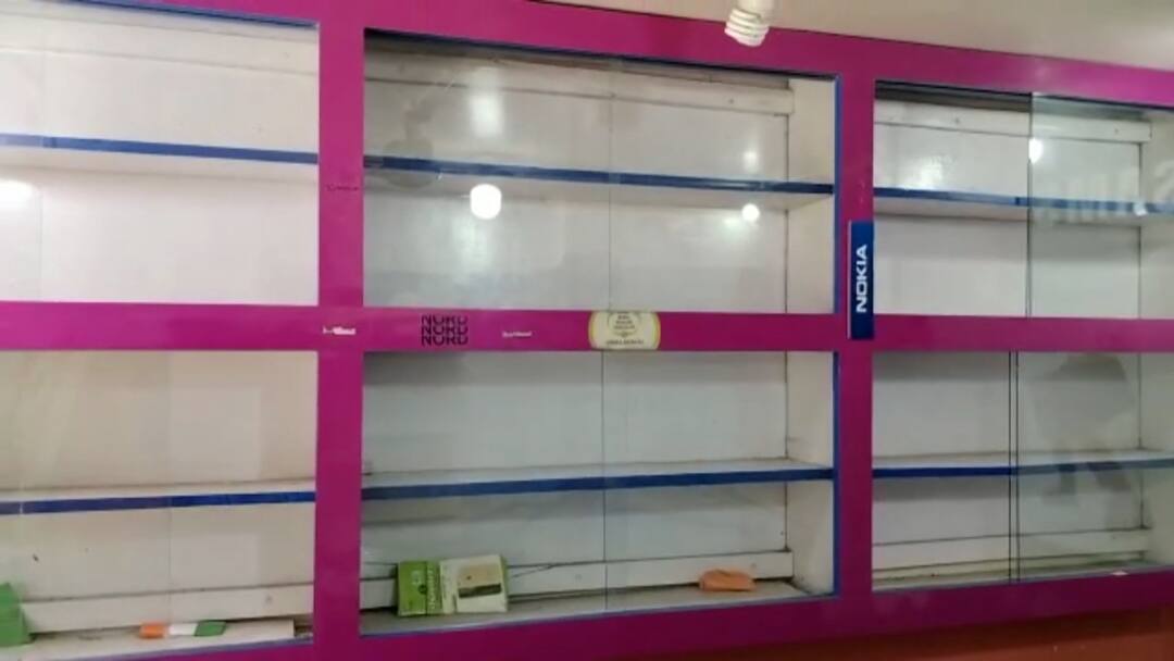 North 24 Parganas:গ্যাস কাটার দিয়ে শাটার কেটে কয়েক লক্ষ টাকার সামগ্রী 'চুরি', হইচই গাইঘাটায় Theft At Mobile Shop Stealing Lakhs Of Money At North 24 Parganas North 24 Parganas:গ্যাস কাটার দিয়ে শাটার কেটে কয়েক লক্ষ টাকার সামগ্রী 'চুরি', হইচই গাইঘাটায়