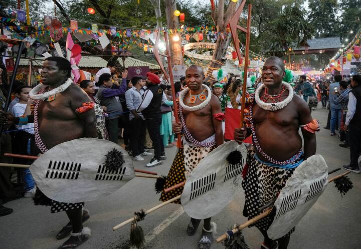 শুধু হস্তশিল্প নয়। রয়েছে লোকগান ও নাচের আসরও। একধিক জাতীয় ও আন্তর্জাতিক লোকশিল্পী ওপেন-এয়ার থিয়েটারে গান ও নাচ পরিবেশন করবেন। প্রতিদিনই সন্ধেয় রয়েছে বিশেষ বিশেষ অনুষ্ঠান।