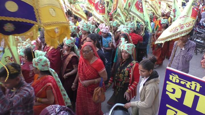 यह शोभायात्रा मान सिंह सर्किल से शुरू होकर शहर के मुख्य बाजार बिजली घर, चौबुर्जा, गंगा मंदिर, लक्ष्मण मंदिर, कोतवाली, कुम्हेर गेट होते हुए एस्कॉर्ट एजेन्सी पर जाकर संपन्न हुई. इस शोभायात्रा में खाटू नरेश के भक्त महिला और पुरुष खाटू श्याम के भजनों पर नाचते गाते चल रहे थे. साथ ही रथ पर खाटू नरेश की प्रतिमा को सजाकर रथ को हाथों से खींचते चल रहे थे.