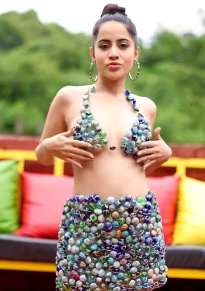 उर्फी जावेद ने एक बार स्टोन्स से अपनी एक ड्रेस तैयार कर ली थी और अपने शरीर पर पत्थर चिपकाकर बिकनी और स्कर्ट की तरह उसे पहन लिया था. बता दें कि इस ड्रेस को देखकर हर किसी की आंखें फटी की फटी रह गई थी. (Photo- Instagram)