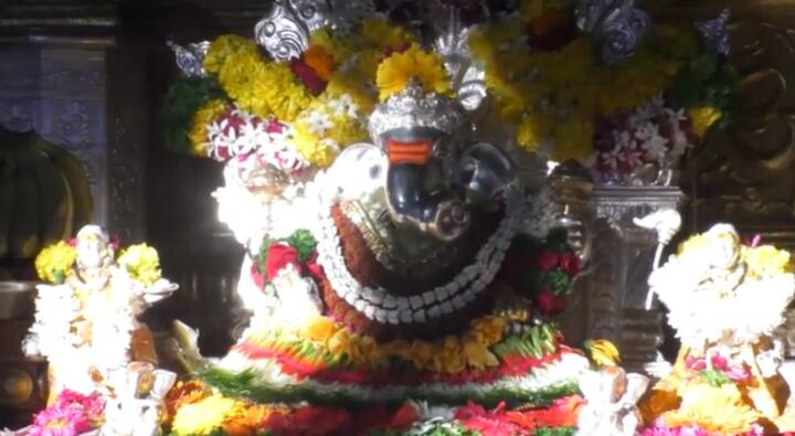 सकाळी 8 वाजून 18 मिनीटे ते 8 वाजून 23 मिनिटांपर्यंत हा किरणोत्सव उपस्थितांना पाहता आला.