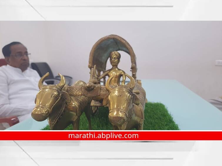 sangli news MLA Anil Babar gifted bronze bullock cart replica from farmers Sangli News : आमदार बाबरांना शेतकऱ्यांकडून ब्राँझची बैलगाडी प्रतिकृती भेट; म्हणाले, मी असेपर्यंत ही प्रतिकृती माझ्या नजरेसमोर दिसेल अशी ठेवणार