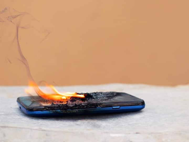 Smartphone Explosion Avoid These Things to Prevent Mobile Phone Blast Battery Explode ​बम की तरह फट ​सकता है आपका स्मार्टफोन​,​ बच​ने के लिए इन बातों का रखें ध्यान