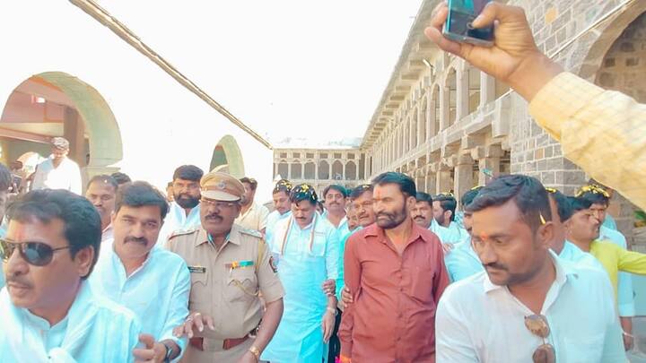 धनंजय मुंडे यांच्या समर्थक-कार्यकर्त्यांनी यावेळी धनंजय मुंडे यांचे गहिनीनाथ गडावर जोरदार स्वागत केले.