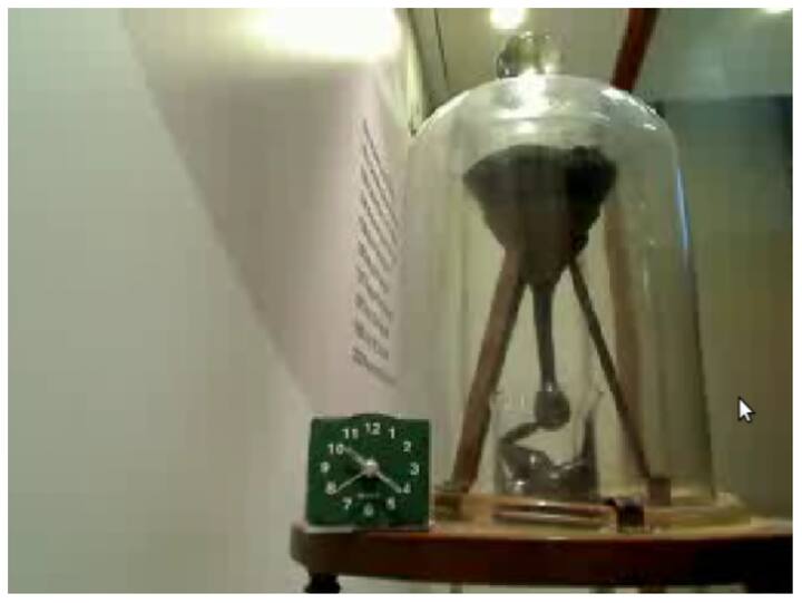 इस प्रयोग में तार पिच नाम के तरल पदार्थ को एक फ्लास्क में रखा गया है और उसकी बूंदें गिरने के लिए छोड़ दी गई हैं. दरअसल, या एक अत्यधिक चिपचिपा तरल पदार्थ है जो दिखने में ठोस होता है, लेकिन असल लिक्विड होता है.