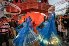 International Crafts Mela: চোখজুড়নো হস্তশিল্পের পসরা, সঙ্গে লোকশিল্পের আসর, উপচে পড়ছে ভিড়