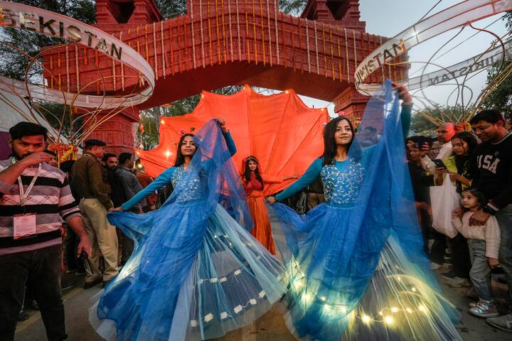 ভারতের এক প্রদেশ থেকে অন্য প্রদেশে গেলেই বদলে যায় ভাষা, বদল চোখে পড়ে খাবারে-পোশাকে। শিল্প থেকে সংস্কৃতি, লোকনৃত্য থেকে লোকগান কিংবা হস্তশিল্প। বদলে বদলে যায় সবই। আর এই সব বিবিধের মাঝেই আষ্টেপৃষ্ঠে জড়িয়ে থাকে ভারত-চেতনা।