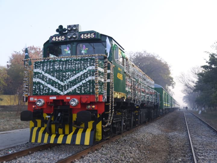 पाकिस्तान के रेलवे कर्मचारी को पैसे की तंगी, 8 महीने से नहीं मिली सैलरी पाकिस्तान के रेलवे कर्मचारी को पैसे की तंगी, 8 महीने से नहीं मिली सैलरी