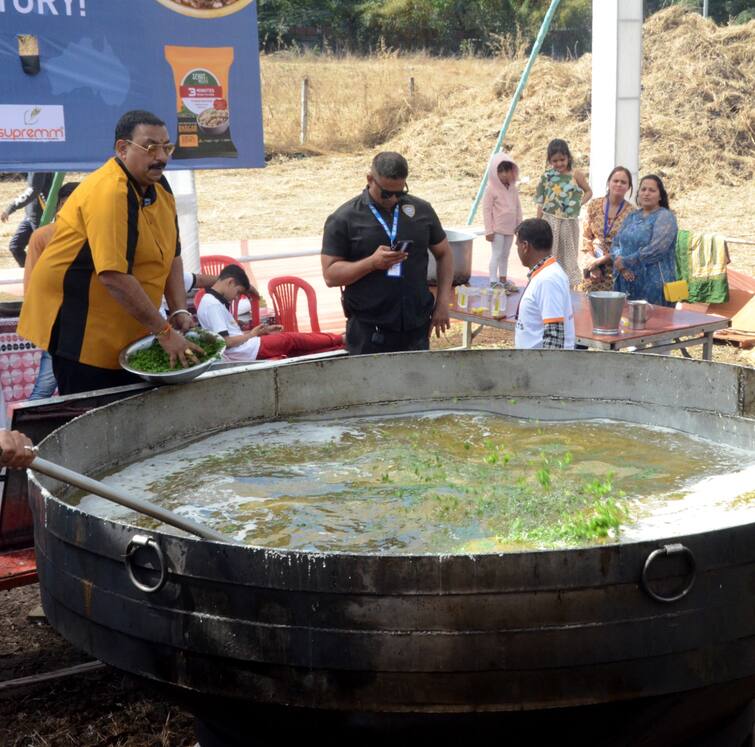 Nashik Latest Marathi News Update 4 thousand kg Bhagar Rice Echinochloa frumentacea prepare in nearly 3 hours in Nashik साडेतीन तासांत 4 हजार किलोची भगर बनवली, नाशिककरांनी काही मिनिटांत केली फस्त! 