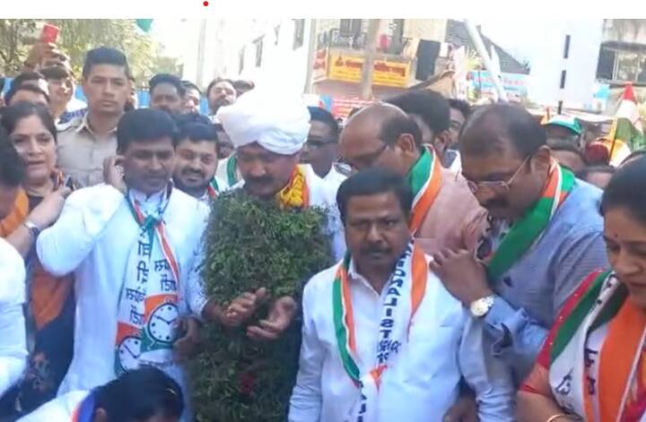 निवडणूक प्रचारासाठी घोषणाबाजी करत कार्यकर्त्यांनी प्रचाराला सुरुवात केली.