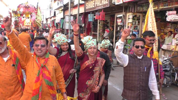 खाटू श्याम की महिला भक्तों द्वारा सिर पर साफा बांधकर बाजार में खाटू बाबा के भजनों पर जमकर नृत्य किया गया तो वहीं पुरुष भक्तों ने भी कोई कसर नहीं छोड़ी. खाटू नरेश गुणगान समिति के सभी सदस्यों ने एक जैसी पोशाक पहनकर शोभायात्रा में भाग लिया.