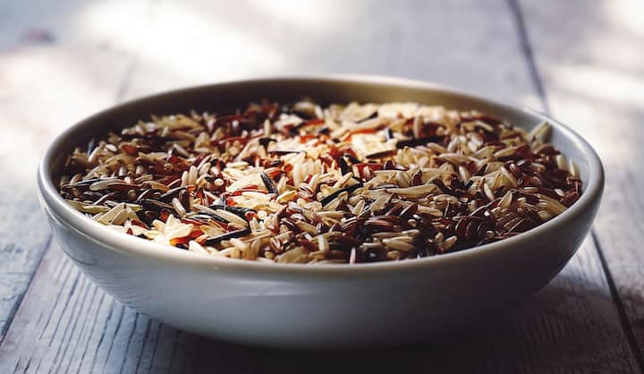 ব্রেকফাস্টে রাখা যাবে হোল গ্রেইনও (Whole Grains)। যেমন ওটমিল। বহু পরিমাণে ফাইবার ও অন্য পোষকপদার্থ থেকে এই খাবারে। যা সুষম জায়েটের জন্য প্রয়োজনীয়।