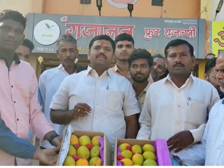 देवगड हापूस आंब्याच्या पहिल्या 15 पेट्या मार्केट यार्डमधील गजानन फ्रूट मार्केटमध्ये दाखल झाल्या.