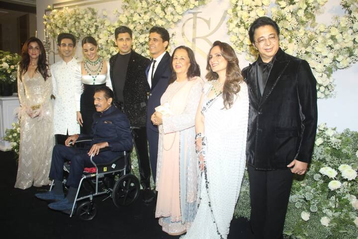 वेडिंग रिसेप्शन पार्टी में सिड-कियारा की फैमिली भी कपल के साथ नजर आई और सभी ने जमकर तस्वीरें भी क्लिक कराई.