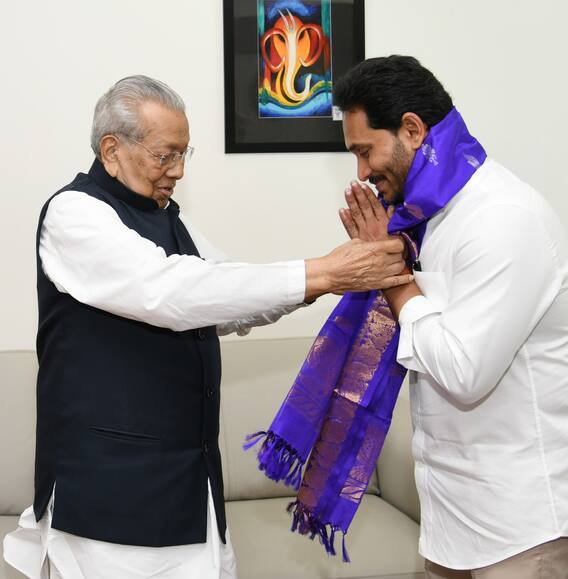 Jagan Meets Governor: గవర్నర్ దంపతులను కలిసిన సీఎం జగన్, వైఎస్ భారతి