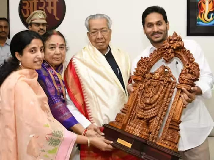 Chief Minister Y.S. Jagan Mohan Reddy and his spouse Y.S. Bharati wished Harichandan in his new role as the Governor of Chhattisgarh.