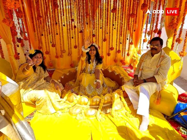 इस तस्वीर में सुरभि पिता आनंद मोहन और मां लवली आनंद के साथ पोज देती दिख रहीं. तीनों ने हल्दी थीम पीले रंग की ड्रेस पहनी है. मोहन परिवार शादी की खुशियों में मग्न है. आनंद मोहन कुछ दिन पहले ही बेटी की शादी के लिए पैरोल पर बाहर आए हैं.