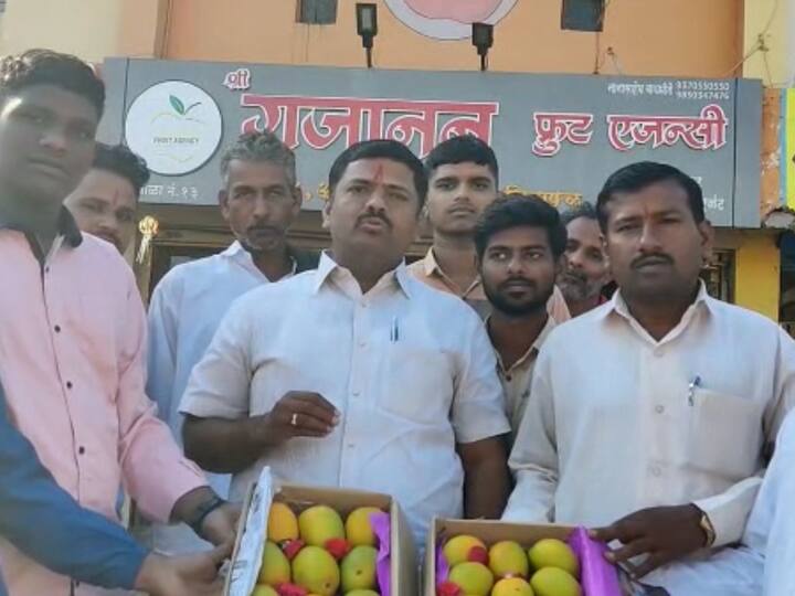 आंब्याची सांगलीच्या विष्णू अण्णा फळ मार्केटमध्ये आजपासून आवक सुरु झाली आहे.