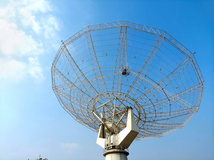 টেলিভিশন কী, তা তখন জানতেন না কেউ। বিনোদনের হরেক উপায়ও ছিল না। ঘরে ঘরে কোনও খবর পৌঁছে দেওয়া একেবারেই সহজ কাজ ছিল না। সেই সময় থেকেই প্রতিটি দায়িত্বই পালন করে এসেছে রেডিও।