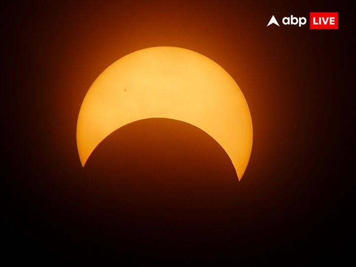 विज्ञान के साथ-साथ ज्योतिष शास्त्र में भी ग्रहण को बहुत महत्वपूर्ण माना गया है. साल का पहला सूर्य ग्रहण 20 अप्रैल को लगने जा रहा है. वैज्ञानिक दृष्टि से सूर्य ग्रहण एक खगोलीय घटना है लेकिन ज्योतिष शास्त्र का असर सभी राशियों पर भी पड़ता है.