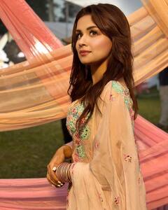 Photo : न्यूड ग्लॉसी मेकअपमधील अवनीतचा लूक