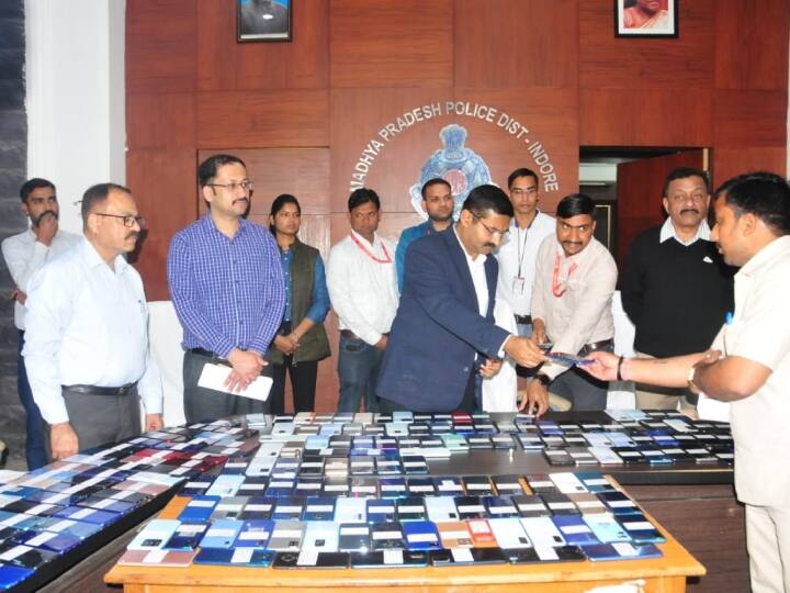 Madhya Pradesh News Indore Police Commissioner returned stolen mobiles worth 2 crore Rupees ANN Indore News: इंदौर पुलिस कमिश्नर ने क्यों बांटे करीब 2 करोड़ रुपये के मोबाइल? पढ़ें पूरा मामला