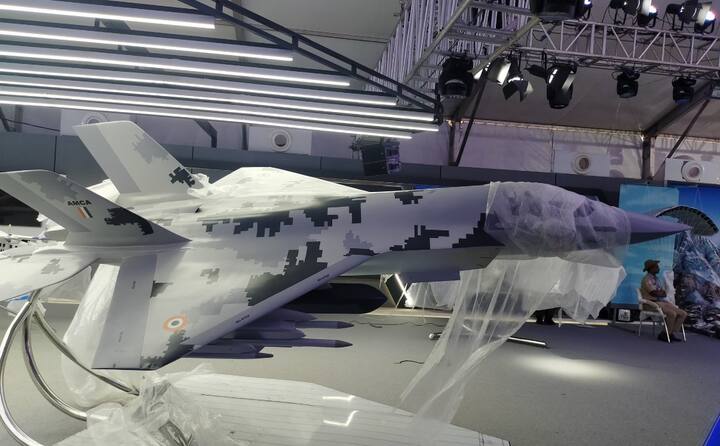 भारत लष्करी विमाने, हेलिकॉप्टर, संरक्षण उपकरणे आणि आधुनिक युगातील एव्हीओनिक्स (Avionics) म्हणजेच हवाई क्षेत्रातील निर्मितीसाठी एक प्रमुख केंद्र म्हणून नावारुपाला येताना दिसत आहे. या दृष्टीने 'एअरो इंडिया' शो फार महत्त्वाचा आहे.