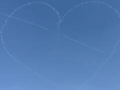 Watch: नीले आसमान में लड़ाकू विमानों ने बनाया दिल, वीडियो जिसने भी देखा देखता रह गया