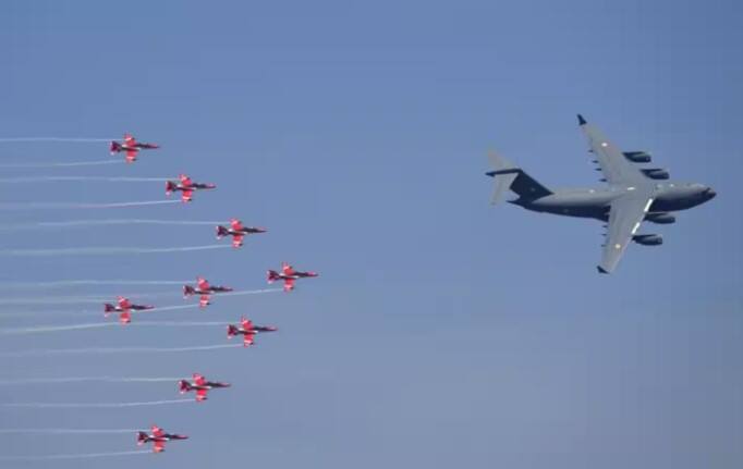 'एअरो इंडिया' (Aero India Show) कार्यक्रमामध्ये जगाला भारताची नवीन ताकद पाहायला मिळणार आहे.13 फेब्रुवारी ते 17 फेब्रुवारी दरम्यान बंगळुरूमध्ये 'एअरो इंडिया' कार्यक्रमाचं आयोजन करण्यात आलं आहे.