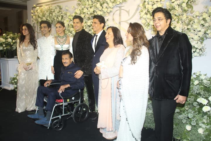 రిసెప్షన్ సందర్భంగా ఫోటోలకు ఫోజులిచ్చిన కియారా - సిద్ధార్థ్ కుటుంబ సభ్యులు