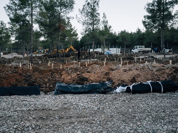 Turkey : Over 5000 Bodies Buried at Mass Cemetery Relatives hunt for Graves Turkey : તુર્કીમાં ભાયવહ સ્થિતિ, રાતોરાત જંગલ કાપી દફનાયા એક સાથે 5000 મૃતદેહો