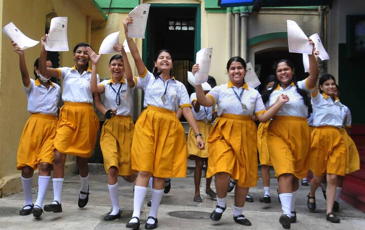 Madhyamik Examination 2023 : আগামী ২৩ ফেব্রুয়ারি থেকে শুরু হচ্ছে মাধ্যমিক পরীক্ষা। আজ পর্যদ থেকে অ্যাডমিট কার্ড দেওয়া শুরু হল।