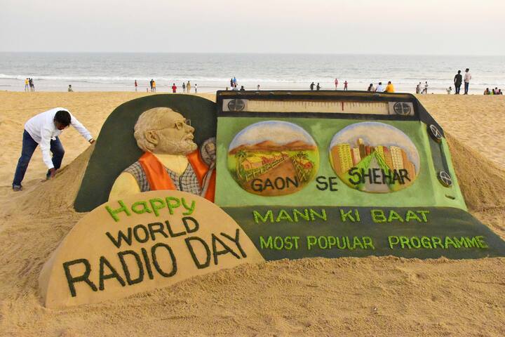 বিশ্ব রেডিও দিবসকে সম্মান জানিয়ে তৈরি বালিশিল্প। পুরীর সৈকতে শিল্পী সুদর্শন পট্টনায়েক তৈরি করেছেন এই শিল্পকর্মটি। ছবি: PTI, ট্যুইটার, Pexels, Pixabay