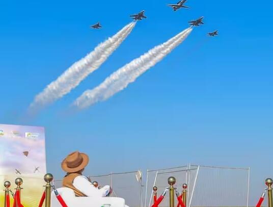 ਪ੍ਰਧਾਨ ਮੰਤਰੀ ਨੇ ਨਿੱਜੀ ਖੇਤਰ ਨੂੰ ਰੱਖਿਆ ਖੇਤਰ ਵਿੱਚ ਨਿਵੇਸ਼ ਕਰਨ ਦਾ ਸੱਦਾ ਦਿੱਤਾ, ਜਿਸ ਨਾਲ ਭਾਰਤ ਅਤੇ ਹੋਰ ਕਈ ਦੇਸ਼ਾਂ ਵਿੱਚ ਉਨ੍ਹਾਂ ਲਈ ਨਵੇਂ ਮੌਕੇ ਪੈਦਾ ਹੋਣਗੇ। ਏਅਰੋ-ਸ਼ੋਅ ਦੌਰਾਨ ਫਲਾਈ ਪਾਸਟ ਵਿੱਚ ਐਚਏਐਲ ਦੀ ਸਵੈ-ਨਿਰਭਰ ਫਲਾਈਟ ਫਾਰਮੇਸ਼ਨ ਵਿਸ਼ੇਸ਼ ਖਿੱਚ ਦਾ ਕੇਂਦਰ ਰਹੀ ਜਿਸ ਵਿੱਚ 15 ਦੇਸੀ ਹੈਲੀਕਾਪਟਰਾਂ ਨੇ ਭਾਗ ਲਿਆ। (ਫੋਟੋ-ਪੀਟੀਆਈ)