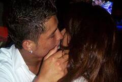 KISS बने आफत... बॉलीवुड के सबसे विवादित किस, किसी की हुई FIR तो किसी को आज भी है पछतावा