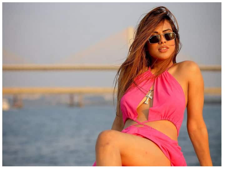 Nia Sharma Weird Video Nia Sharma doing stunts at the beach actress fall very badly Nia Video: मोनोकिनी पहन समंदर किनारे करतब रह थी ये टीवी एक्ट्रेस, तभी गिरीं धड़ाम और फिर...