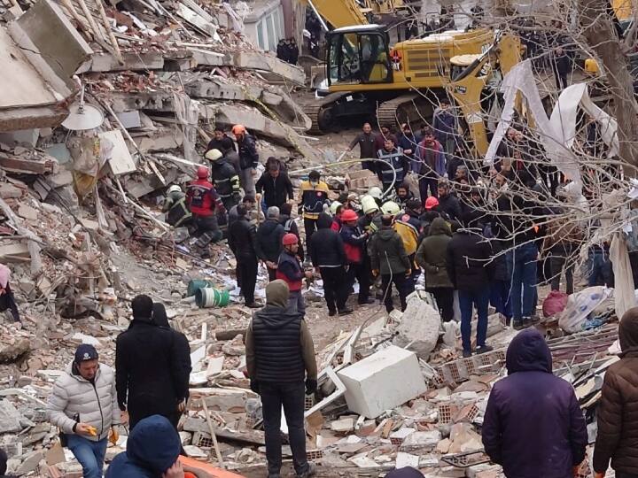 Turkey Devastating Earthquake Over 5000 Bodies Buried At Mass Cemetery in Maras Turkey Earthquake: तुर्किए में जलजले के बीच चारों तरफ लाशों का ढेर, जंगल काटकर एक साथ दफनाए गए 5 हजार शव