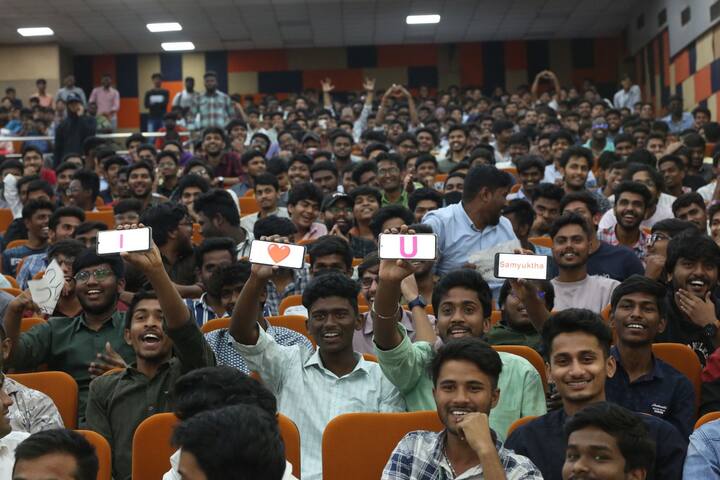 பட குழுவினரை பார்த்த மகிழ்ச்சியில் ஹைதராபாத் கல்லூரி மாணவர்கள்