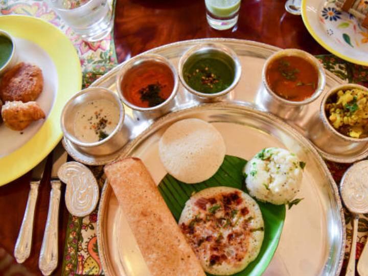 बैटर को प्याले में निकाल लीजिए. स्वादानुसार नमक डालें और अच्छी तरह मिलाएं. व्हिस्क का प्रयोग करें और बैटर को 1-2 मिनिट तक अच्छी तरह से फेंटने के लिए फेंटें। गाढ़ापन ठीक करने के लिए आप थोड़ा और पानी मिला सकते हैं.