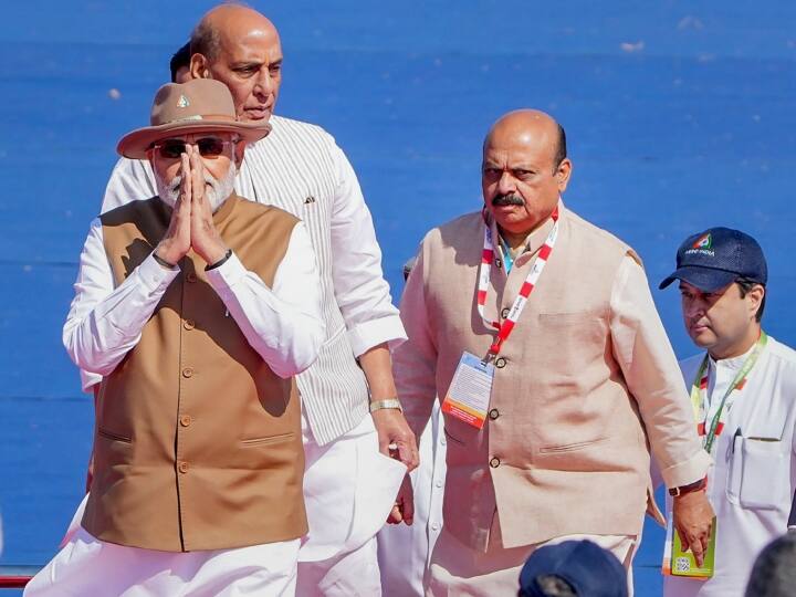 इस अवसर पर प्रधानमंत्री ने कहा कि बेंगलुरु का आसमान आज नए भारत के सामर्थ्य का साक्षी बन रहा है. प्रधानमंत्री ने कहा, “यह नई ऊंचाई नये भारत की सच्चाई है. आज भारत नई ऊंचाइयों को छू भी रहा है और उन्हें पार भी कर रहा है.” (फोटो-PTI)