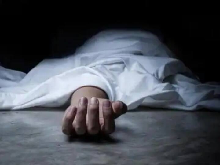 Kolkata Police found widowed woman with her mother dead body in North Kolkata Kolkata: मां की हो चुकी थी मौत, दो दिन शव के साथ घर में बंद रही बेटी, पड़ोसियों को ऐसे चला घटना का पता