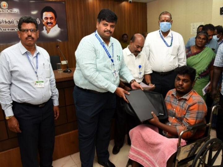 கரூரில் மாற்றுத்திறனாளிக்கு தனது சொந்த நிதியில் லேப்டாப் அளித்த ஆட்சியர்