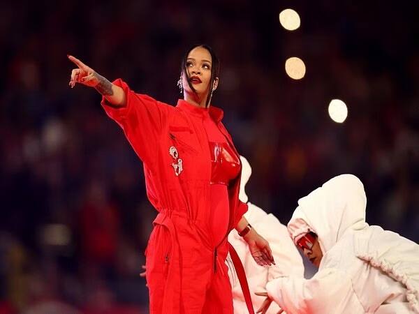Rihanna pregnant with second child, flaunts baby bump during Super Bowl halftime performance બીજી વખત મા બનવાની છે અમેરિકન સિંગર Rihanna, લાઈવ પરફોર્મન્સમાં ફ્લોન્ટ કર્યો બેબી બમ્પ