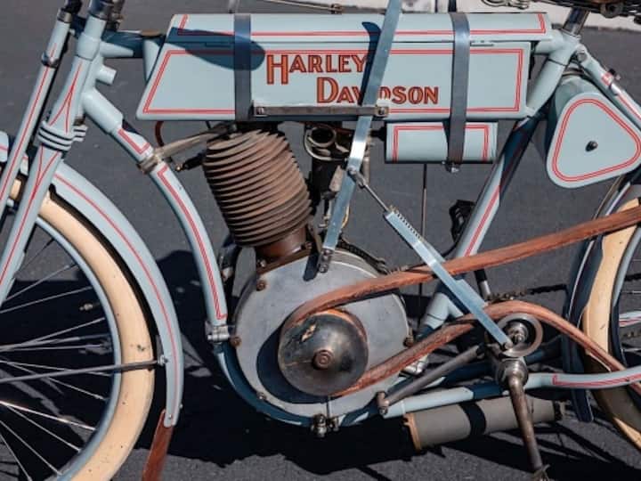 मेकम ऑक्शन्सने स्ट्रॅप टँक (Harley-Davidson Strap Tank) मोटरसायकलचा फोटो फेसबुकवर पोस्ट केला होता, जिथे त्याला 8,000 पेक्षा जास्त लाईक्स आणि 800 च्या जवळपास कमेंट्स मिळाले आहेत.