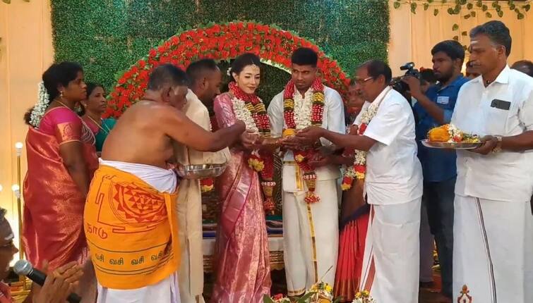 Thanjavur who married his Russian girlfriend in his hometown TNN கண்கள் பேசிய காதல் திருமணமாக முடிந்தது... ரஷ்ய காதலியை சொந்த ஊரில் திருமணம் செய்த தஞ்சை வாலிபர்